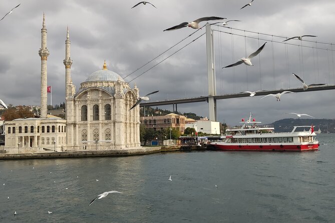 2-Hour Bosphorus Cruise in Istanbul with Guide - How to get the best views on a moving boat