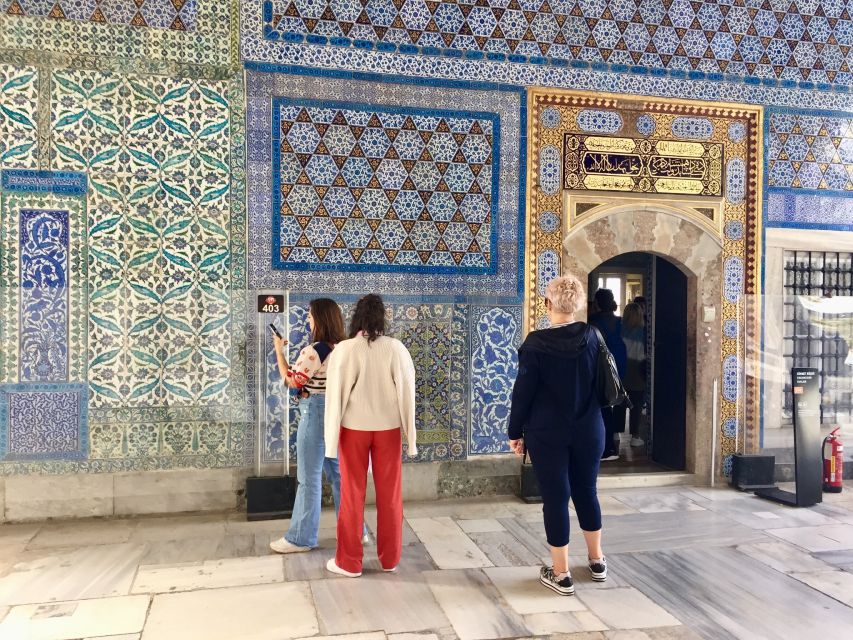 Blue Mosque, Topkapı Palace and Harem Guided Tour - Meeting at Foodie-ist Cafe and getting there fast