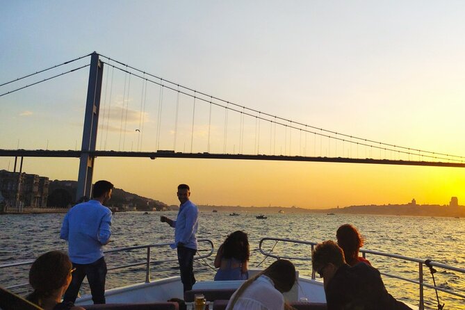 Bosphorus Sunset: An Enchanting Yacht Cruise in Istanbul - Kız Kulesi (Maiden’s Tower): the postcard moment you can actually plan for