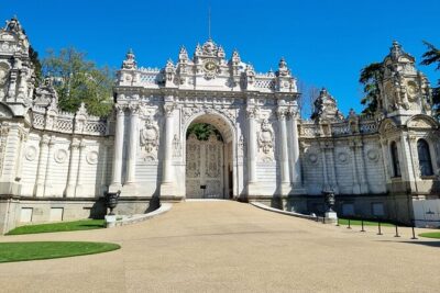 Dolmabahçe Palace and Sunset Tour on Luxury Yacht