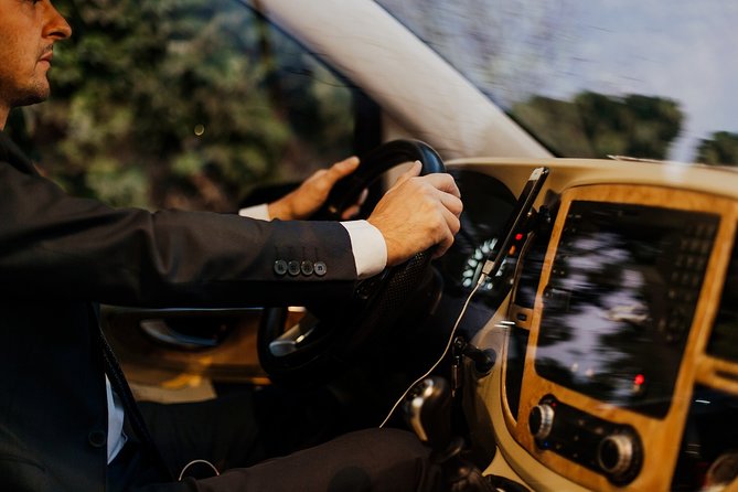 Fat Taxi - Private Istanbul Airport (IST) Transfer to City - How the Greeter and Driver Meet You at IST