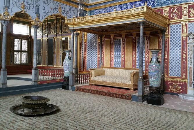 Full-Day Istanbul Old City Walking Tour - Stop 5: Topkapi Palace, Treasury highlights, ceramics, and court life