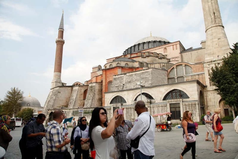 Hagia Sophia, Topkapı Palace, Blue Mosque Guided Small Group - Blue Mosque first: a fast start with 20,000 Iznik tiles