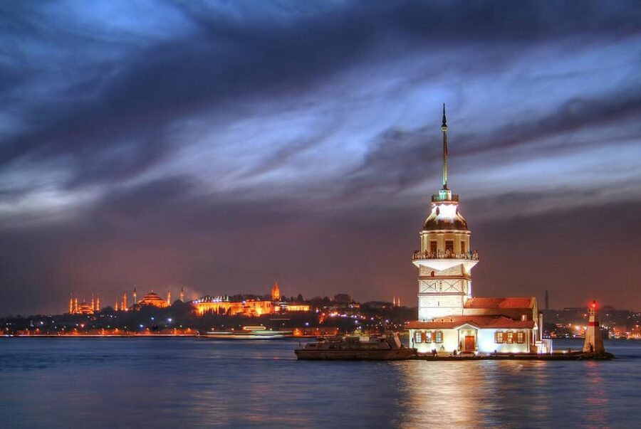 Istanbul: A short trip along the Bosphorus in the evening - From Sultanahmet meeting point to the boat: keep it low-stress