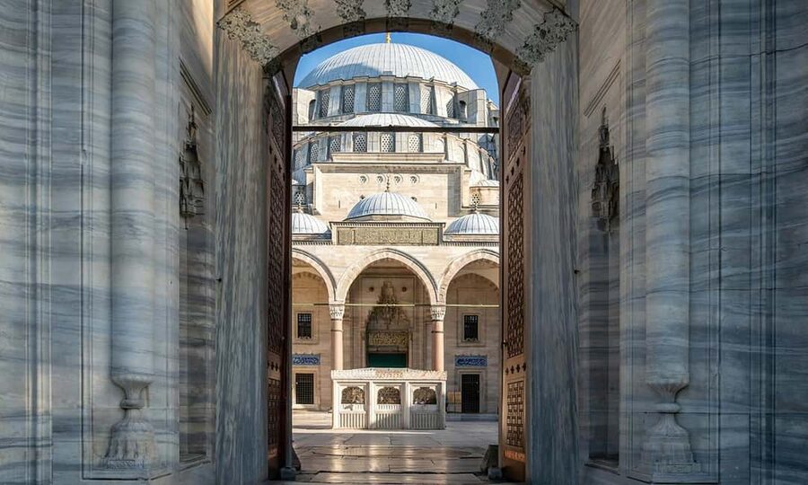 Istanbul: Blue Mosque Guided Tour & Süleymaniye Audio Guide - Where you start: Hippodrome meeting point and getting oriented fast