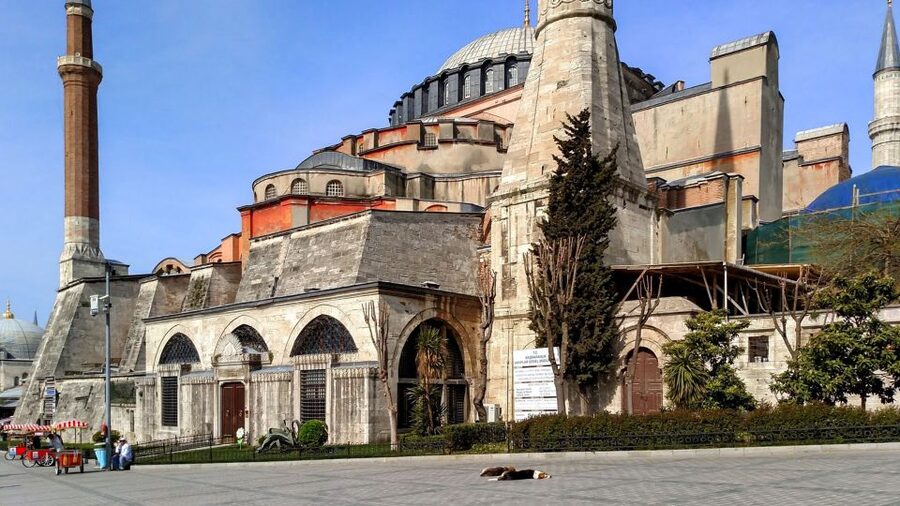 Istanbul: Blue Mosque & Hagia Sophia Guided Tour w/ Tickets - The Hippodrome stop: obelisks and why this spot mattered