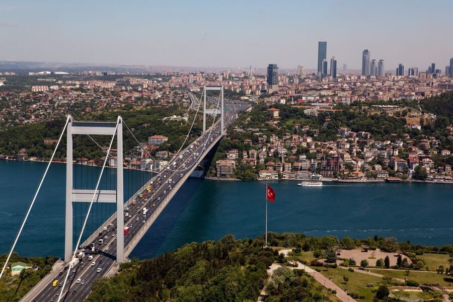 Istanbul: Bosphorus and Golden Horn Boat Tour with Guide - Golden Horn: coastline views, churches, and that historic-water feel