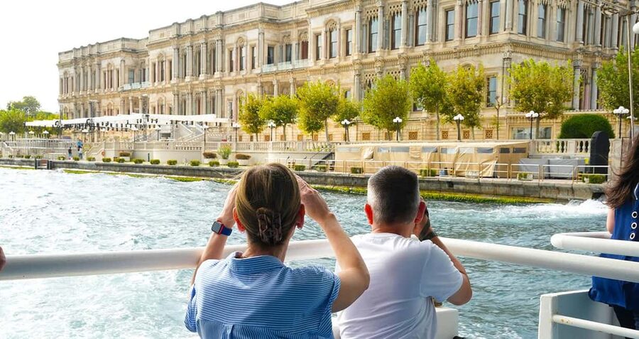 Istanbul: Bosphorus and Golden Horn Tour with Live Guide - The bridges, towers, and palaces you should actively look for