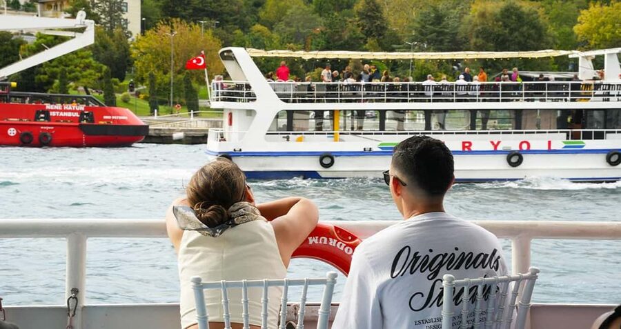 Istanbul: Bosphorus and Golden Horn Tour with Live Guide - Meeting at Chimney Bistro, then the walk to the pier