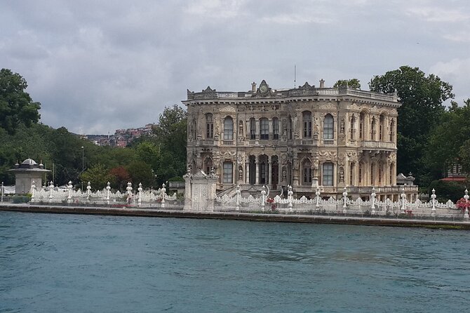 Istanbul Bosphorus and Two Continents Tour - Misir Çarşısı (Spice Market): A Quick Ottoman-Era Food Hit