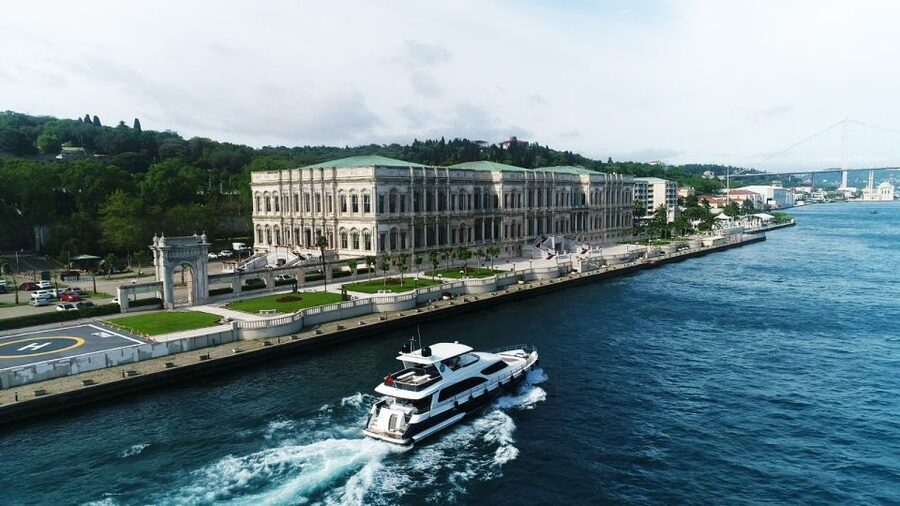Istanbul: Bosphorus Cruise with Stopover on the Asian Side - Quick Stops by Land: Dolmabahçe to Ortaköy Without the Fatigue