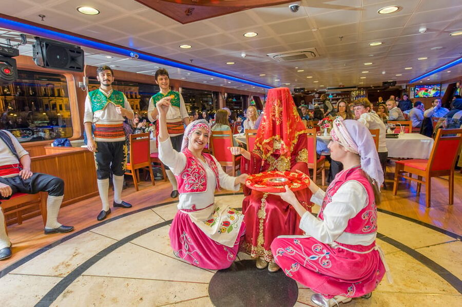 Istanbul: Bosphorus Dinner Cruise Incl. Drinks with Transfer - Two continents on one ticket, with fortresses and palace lights