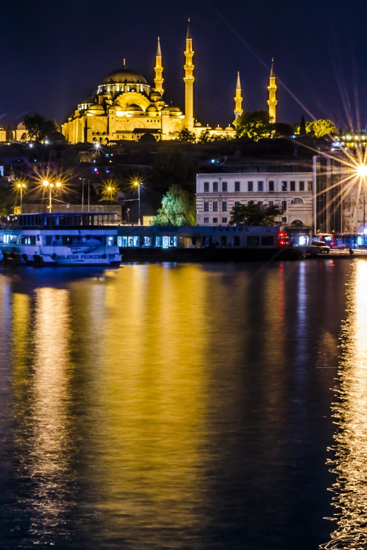 Istanbul: Bosphorus Dinner Cruise Incl. Drinks with Transfer - The 3-course dinner, plus unlimited local drinks that keep the mood up