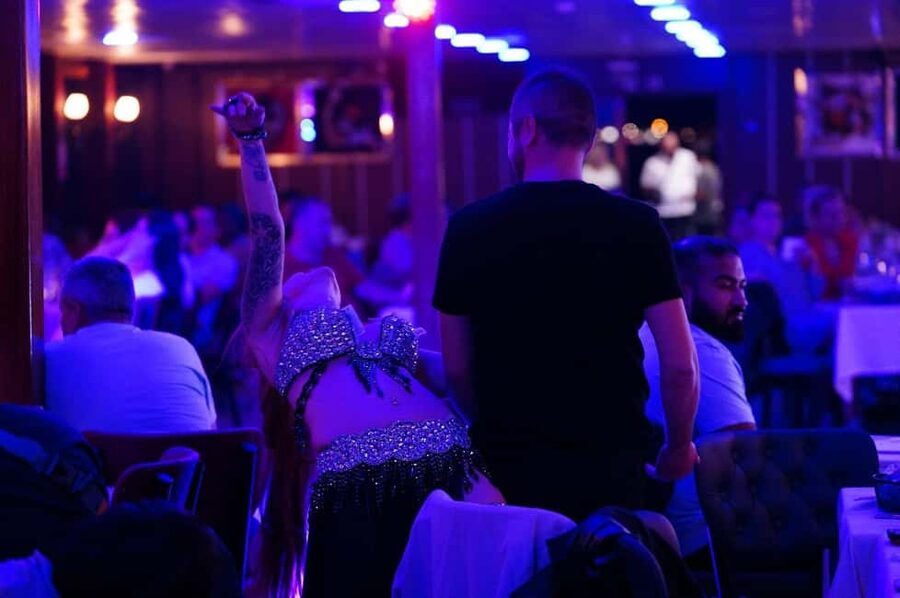 İstanbul:Bosphorus Dinner Cruise & Soft and Alcohol Drinks - Dinner on a Yacht: the real flow of the evening