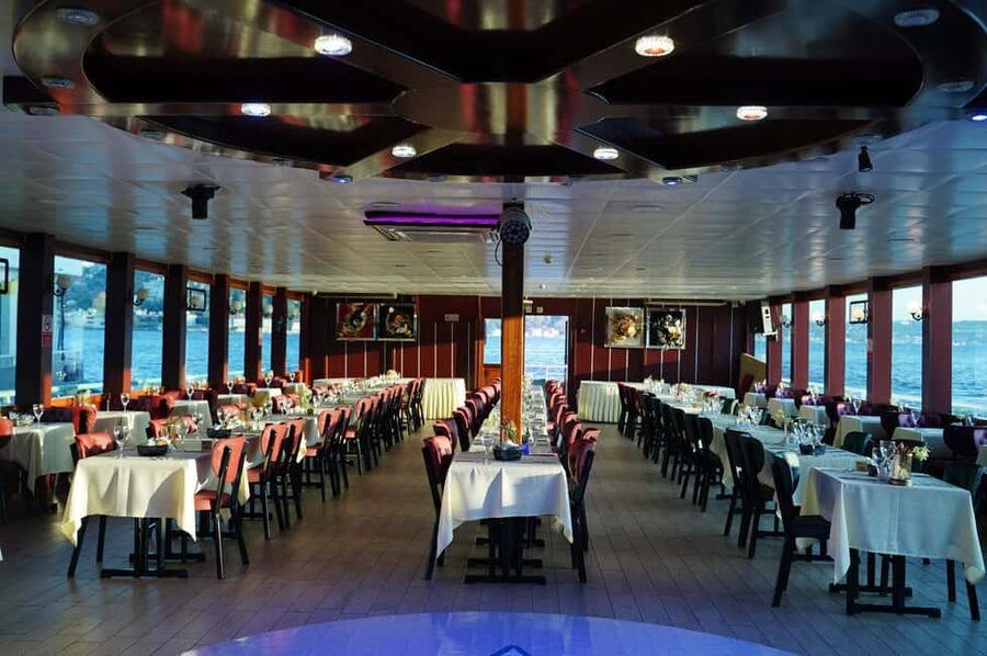 İstanbul:Bosphorus Dinner Cruise & Soft and Alcohol Drinks - The Shows on Board: Turkish folk dances plus international performances