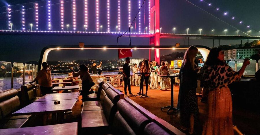 Istanbul: Bosphorus Dinner Cruise w/ Drinks & Entertainment - Finding the Yacht AMOR and getting seated fast