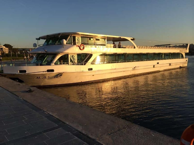 Istanbul: Bosphorus Dinner Cruise with Live Entertainment - Bosphorus Night Views and Dinner That Makes the Night Easy