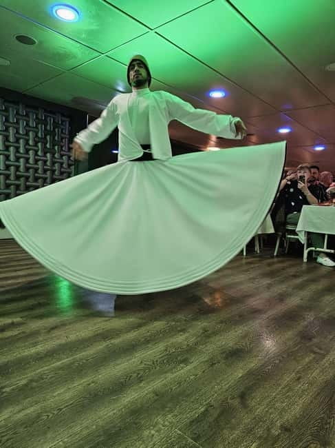 Istanbul: Bosphorus Dinner Cruise with Live Entertainment - Dinner Menu: Turkish Mezes, Main Choices, and the Pace of Service