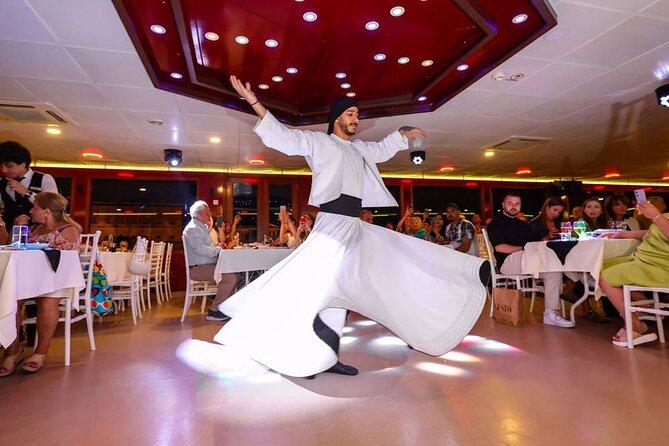 İstanbul Bosphorus Dinner Cruise with Traditional Turkish Show - Crowd level and comfort: the honest trade in a 200-person max