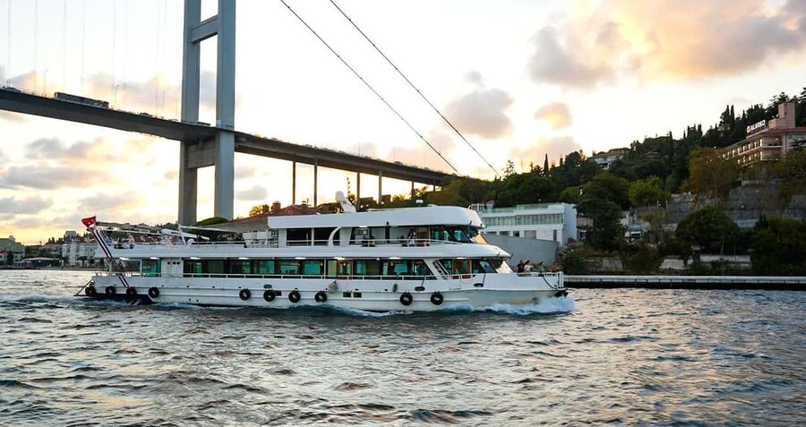 Istanbul: Bosphorus & Golden Horn Cruise Daytime or Sunset - Meeting point at Chimney Bistro, and the walk to the pier