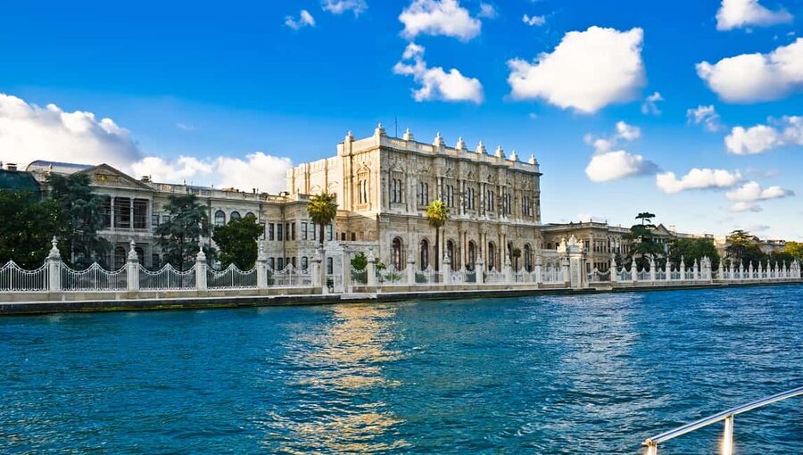 Istanbul: Bosphorus Lunch Cruise with Guide & Drinks - Guide Time: What a Licensed English and Russian Commentar Actually Does