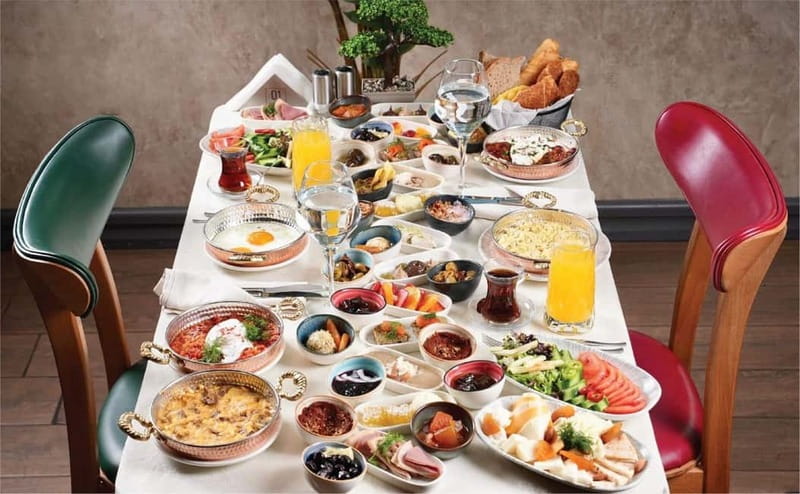 Istanbul: Bosphorus Morning Cruise with Breakfast - Sailing between Europe and Asia, what you will actually see