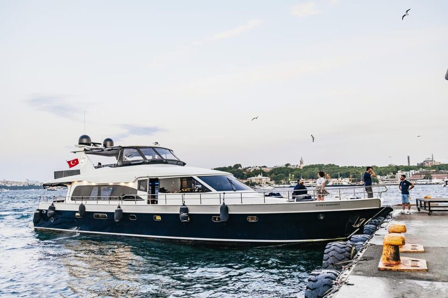 Istanbul: Bosphorus Sunset Cruise on a Luxury Yacht - Why a Bosphorus Sunset Cruise beats the usual sightseeing loop