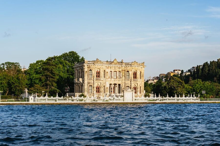 Istanbul: Bosphorus Sunset Cruise on a Luxury Yacht - Ortaköy Mosque and the Bosphorus Bridge: the Europe-Asia thrill ride