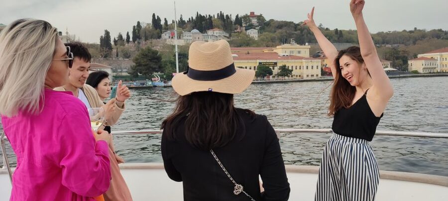 Istanbul: Bosphorus Sunset Cruise on Yacht with Live Guide - The ending stretch: Topkapi-area views, Galata, and back to Kabataş