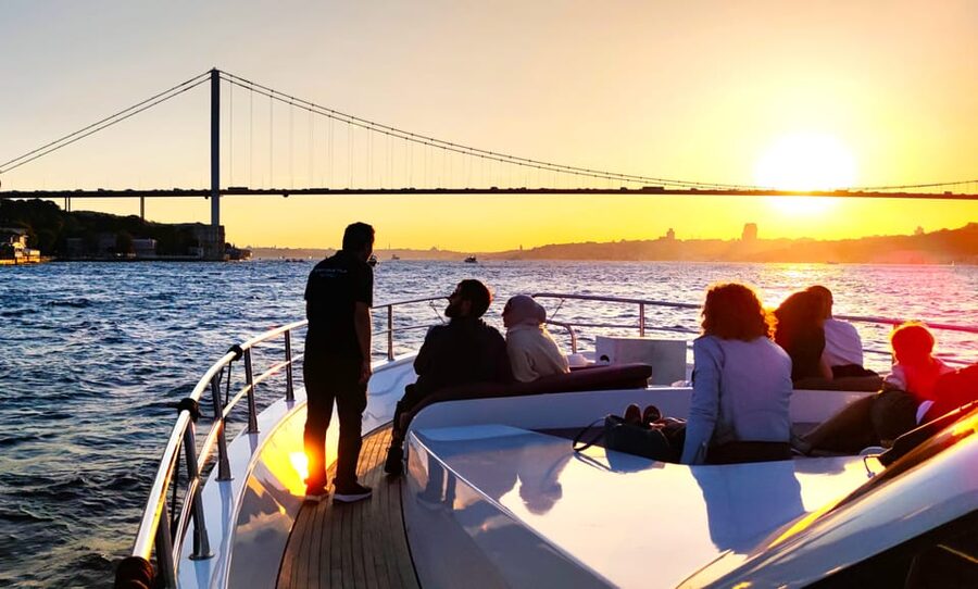 Istanbul: Bosphorus Sunset Yacht Cruise with Live Guide - Dolmabahçe Palace and Mosque: classic Istanbul, up close by water