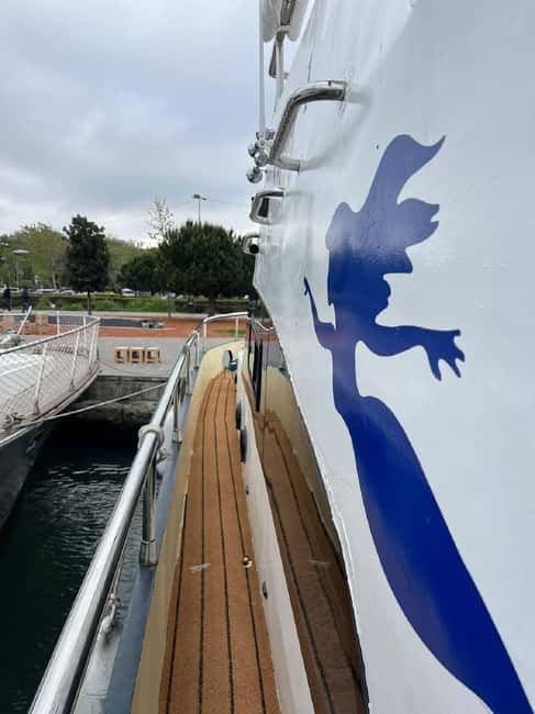 Istanbul: Bosphorus Yacht Cruise with Golden Horn View - What’s onboard: guide, comfort, and those included snacks