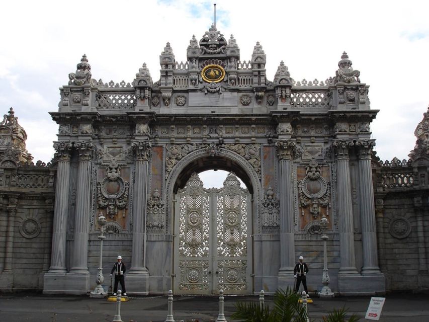 Istanbul: Dolmabahçe Palace and Uskudar Guided Tour - Uskudar and Ottoman mosques, where the day turns more local
