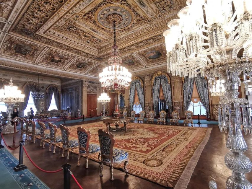Istanbul: Dolmabahce Palace Guided Tour - Price and value for a private 2.5-hour Istanbul palace visit