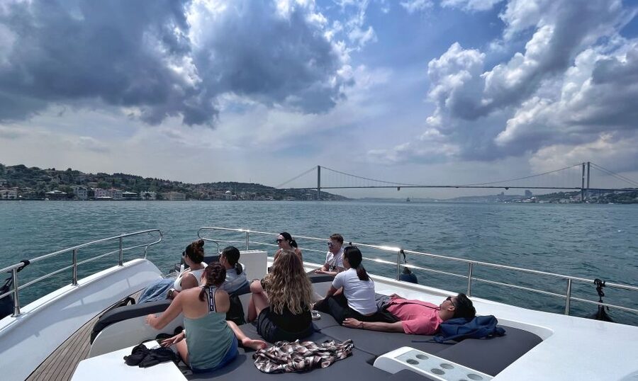 Istanbul: Dolmabahce Palace Tour and Bosphorus Yacht Cruise - Bezm-i Alem Valide Sultan Mosque: the “small detour” that makes the day better