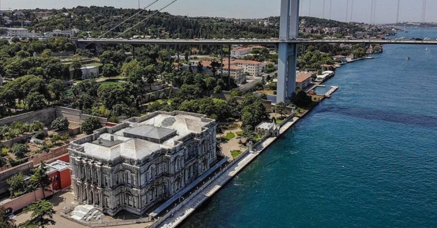 Istanbul: Europe and Asia Tour By Bus And Bosphorus Cruise - Balat and the old-city neighborhoods: streets, houses, and layered faith