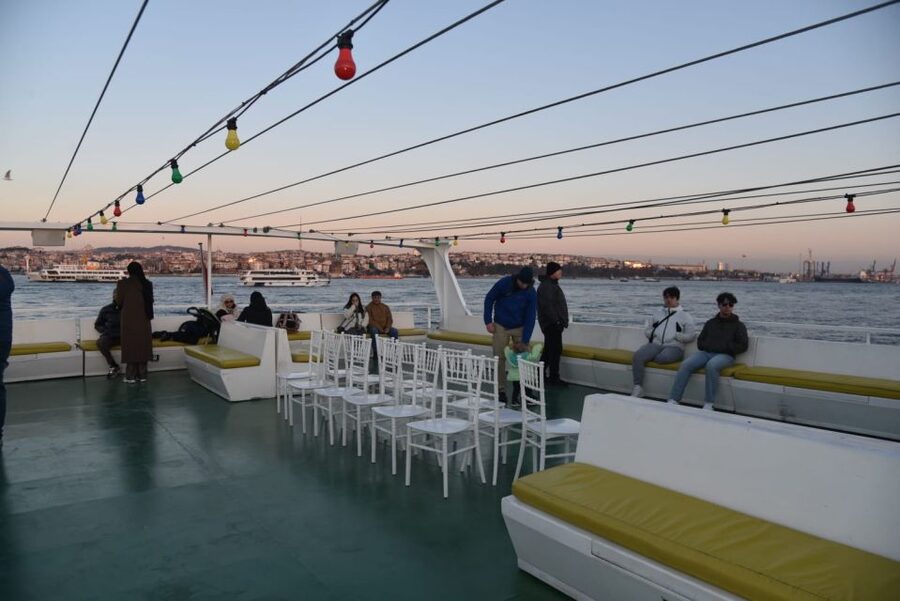 Istanbul: Explore Bosphorous on a Sunset Boat Cruise - The forts and palaces: What Rumeli Hisari and the surrounding views teach you