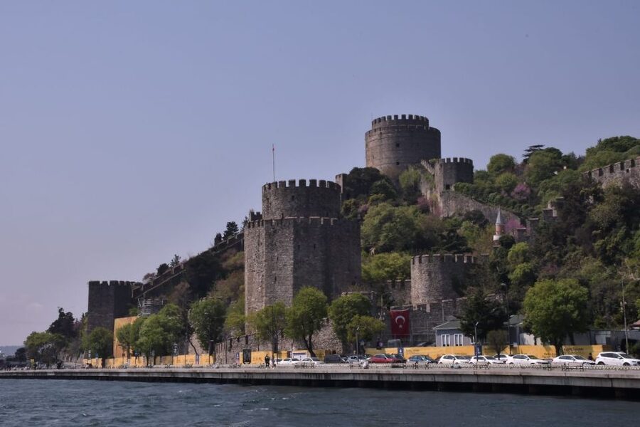 Istanbul: Explore Bosphorous on a Sunset Boat Cruise - On board experience: Wi-Fi, tea and biscuits, and the guides who keep it moving