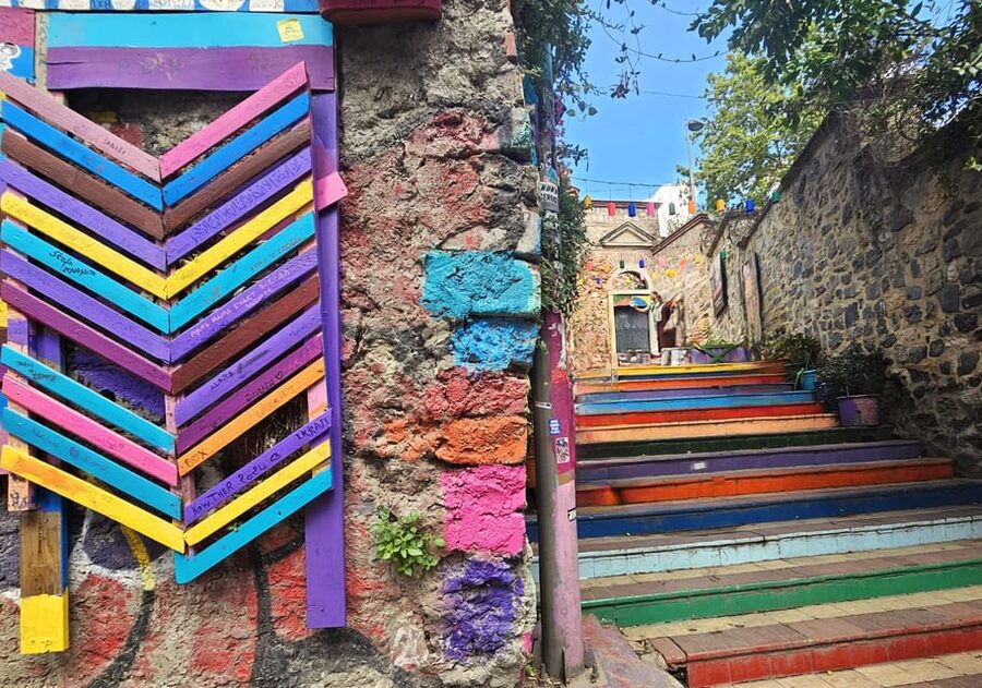 Istanbul: Fener & Balat Guided Tour through Colored Streets - Stop 1: Renkli Merdivenler for the “why” behind the colors
