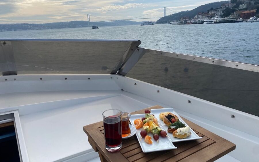 Istanbul:Golden Horn&Bosphorus Sunset Cruise on Luxury Yacht - Maiden’s Tower at Sunset: The Big Finish