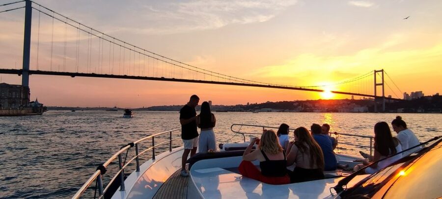 Istanbul: Guided Old City Tour and Bosphorus Sunset Cruise - Topkapi Palace, walking in the footsteps of power