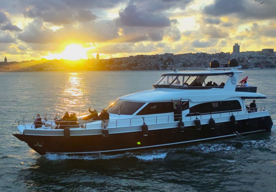 Istanbul: Guided Old City Tour and Bosphorus Sunset Cruise - Lunch with a view, then you reset for the Grand Bazaar