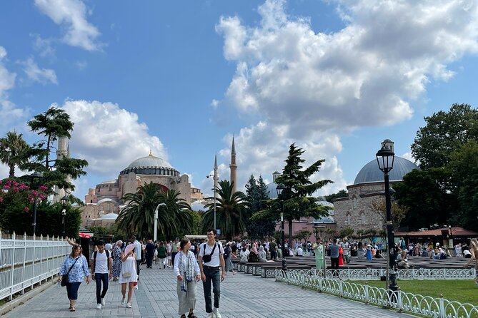 Istanbul Guided Tour Hagia Sophia, Topkapi, Cistern with Tickets - Meeting up and settling into a small-group pace