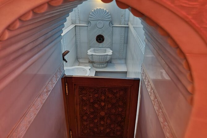 Istanbul : Historical Turkish Bath Experience in Old City - Getting there smoothly: meeting point, entrance, and first impressions