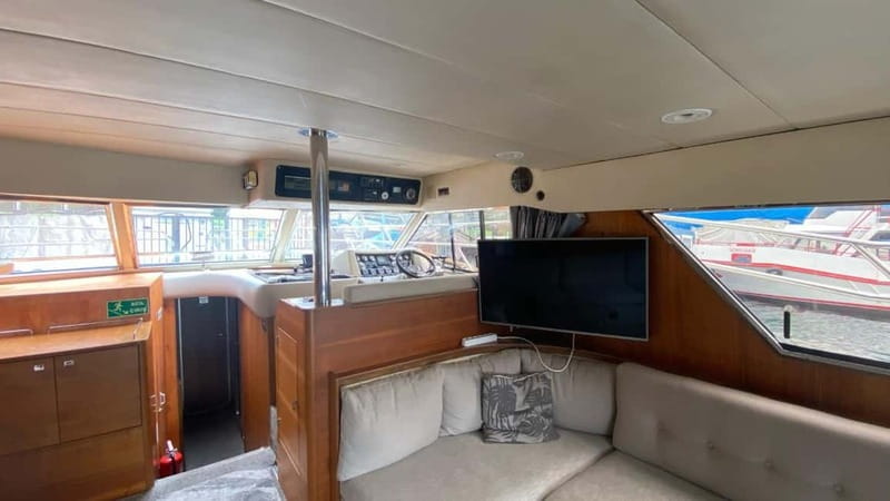 Istanbul: Luxury Yacht on Bosphorus - Customizing the Moment: Food, Décor, Music, and Photo Add-Ons