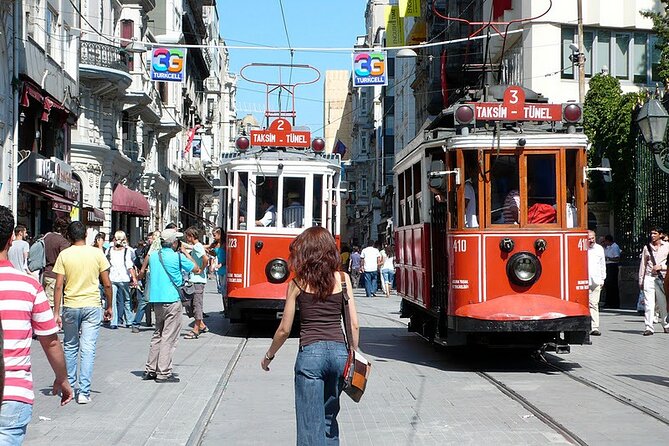 Istanbul Modern City Walking: Taksim to Galata With Secret Passages - Balık Pazarı: bars, fish meze, and an easy intro to Beyoğlu eating