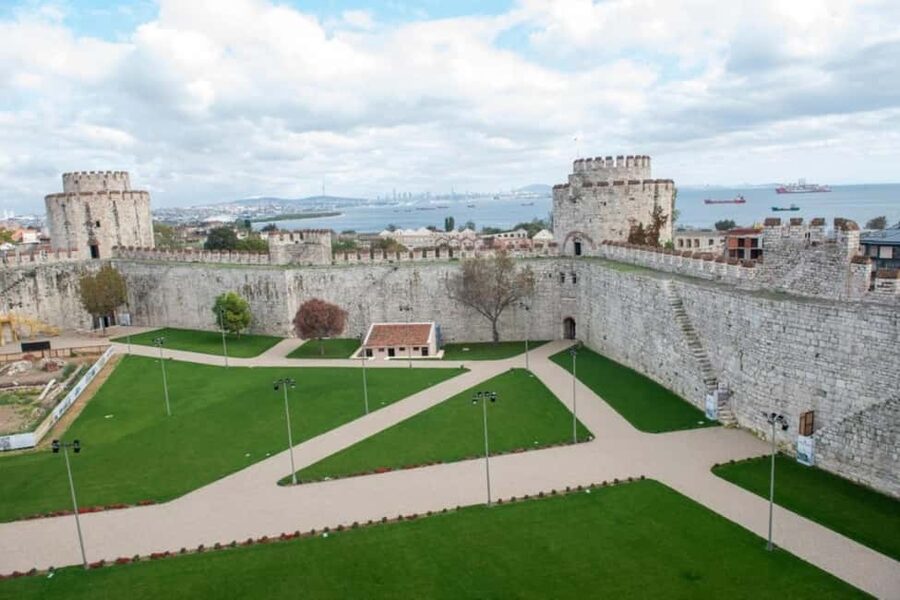 İstanbul Modern Tour - Bosphorus Strait cruise: palaces, forts, and mosques from the water