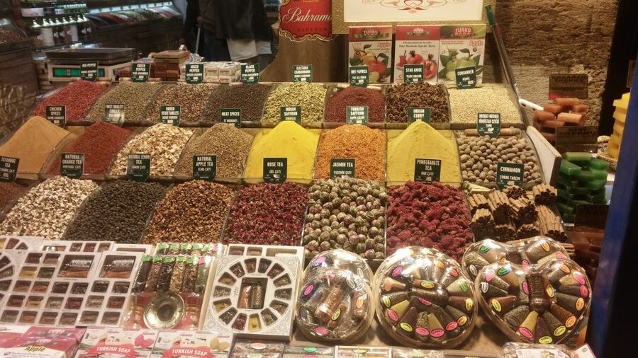 Istanbul: Morning Bosphorus Boat Tour with Spice Bazaar - What to look for inside the Spice Bazaar walk