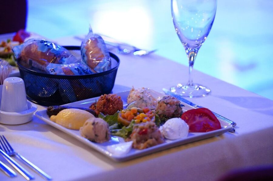 Istanbul: Pasha Istanbul Dinner Cruise - Dinner on the Bosphorus in 3 hours, and why it works