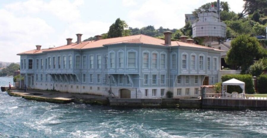 Istanbul: Private Bosphorus Cruise By Luxury Yacht - Küçüksu Palace and Beylerbeyi Palace: palaces along the shore