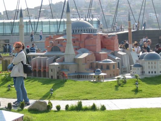 Istanbul's Golden Horn, Eyüp, Miniatürk & Pierre Loti Tour - Entering Eyüp Sultan Mosque and Tomb, Istanbul’s daily pilgrimage